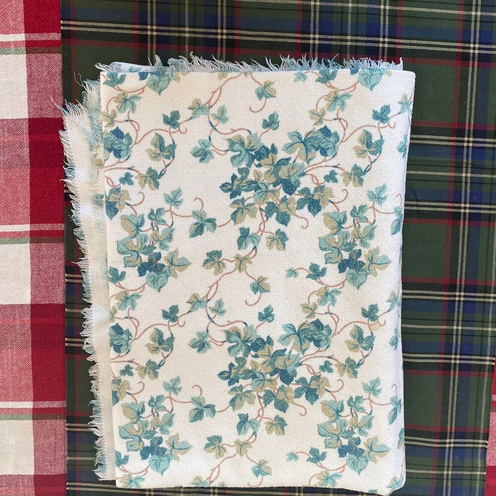 Green Foliage Vine Print Tablecloth with Fringe Edges 52" x 70" VERY‎ CLEAN